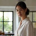 モダンなキッチンに立つ、スタイリッシュなインテリアデザイナーの渡辺美咲氏。